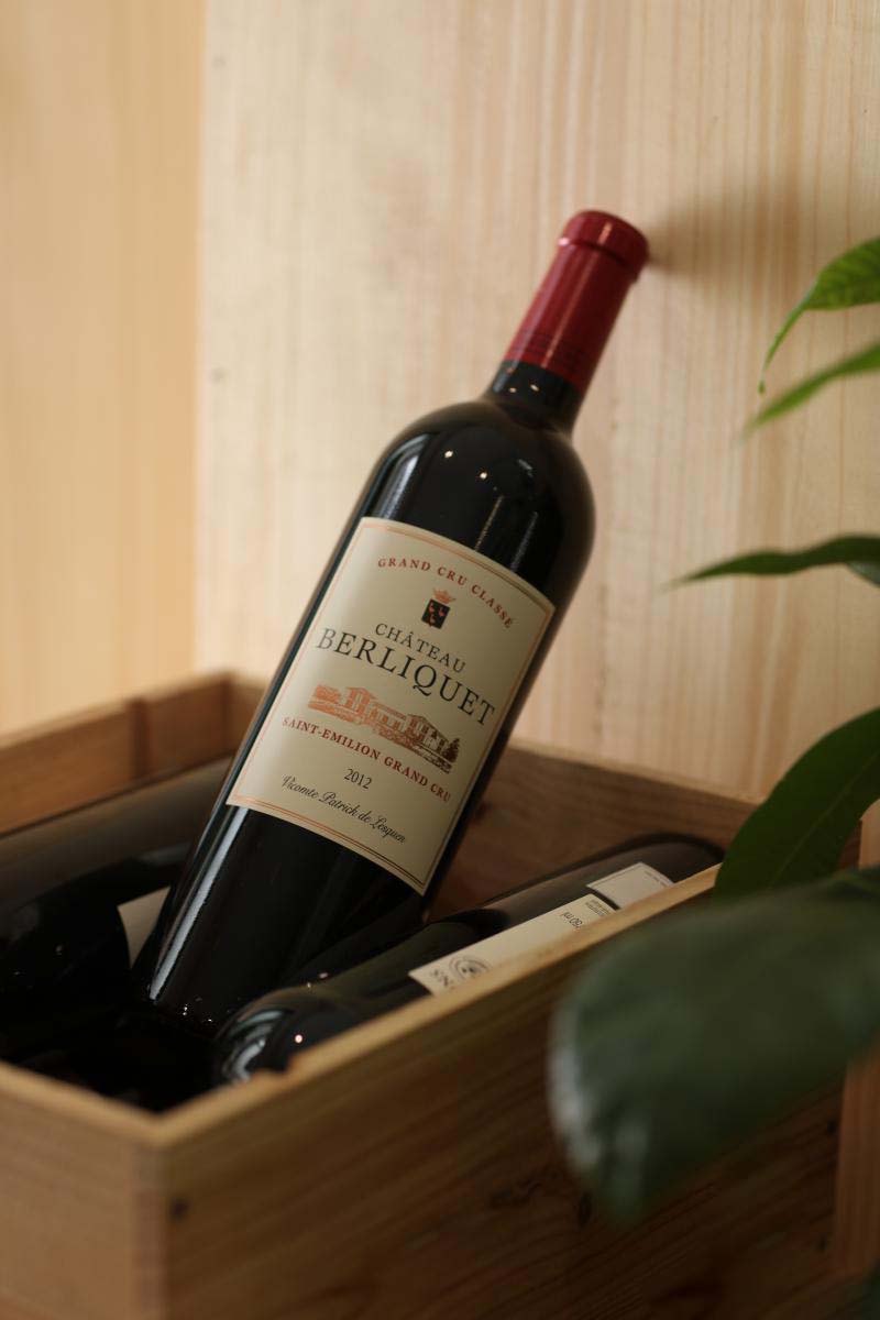 Không chỉ mang đến cho các thực khách một sự mãn nhãn cao về màu sắc mà Rượu Vang Chateau Badette Saint Emilion Grand Cru còn khiến người uống không thể nào quên được hương vị của nó. Rượu được làm từ nhiều giống nho khác nhau và có nồng độ cao tới 15,5% nên sở hữu hương vị đầy phong phú, quyến rũ, mạnh mẽ của các loại trái cây tươi màu đen chín mọng.