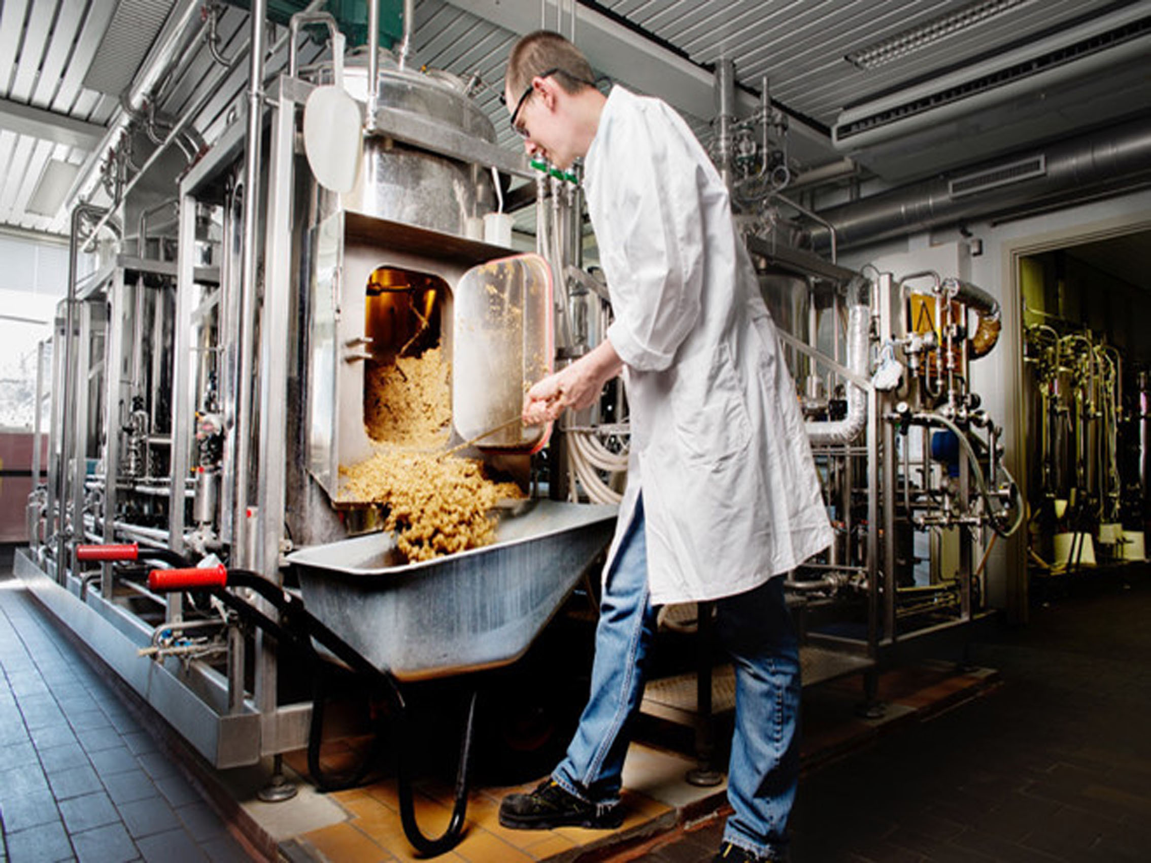 Quá trình sản xuất bia
Bia Tongerlo có một truyền thống lâu đời trong việc sản xuất bia từ tu viện Tongerlo. Ban đầu, bia được sản xuất trong tu viện để cung cấp cho các tu sĩ và khách hành hương. Tuy nhiên, trong thế kỷ 19, tu viện đã chuyển giao quyền sản xuất bia cho một số nhà máy bia bên ngoài, và từ đó, các loại bia mang thương hiệu Tongerlo bắt đầu được sản xuất và phân phối rộng rãi.
Tongerlo Lux Blond là một trong những loại bia nổi bật của thương hiệu này. Đây là một loại Blond Ale với độ cồn khoảng 6%, mang đậm hương vị đặc trưng của bia Abbey Bỉ, kết hợp giữa truyền thống lâu đời của tu viện và những cải tiến trong quy trình sản xuất.
