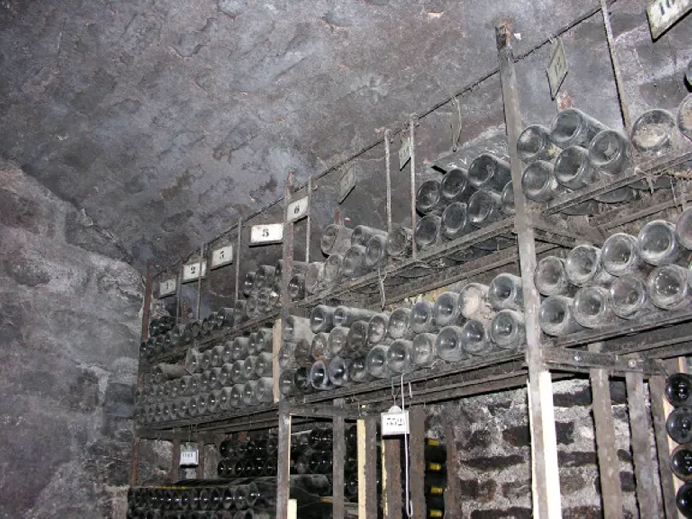 rượu vang pháp albert bichot domaine du pavillon beaune premier cru clos des mouches 2017