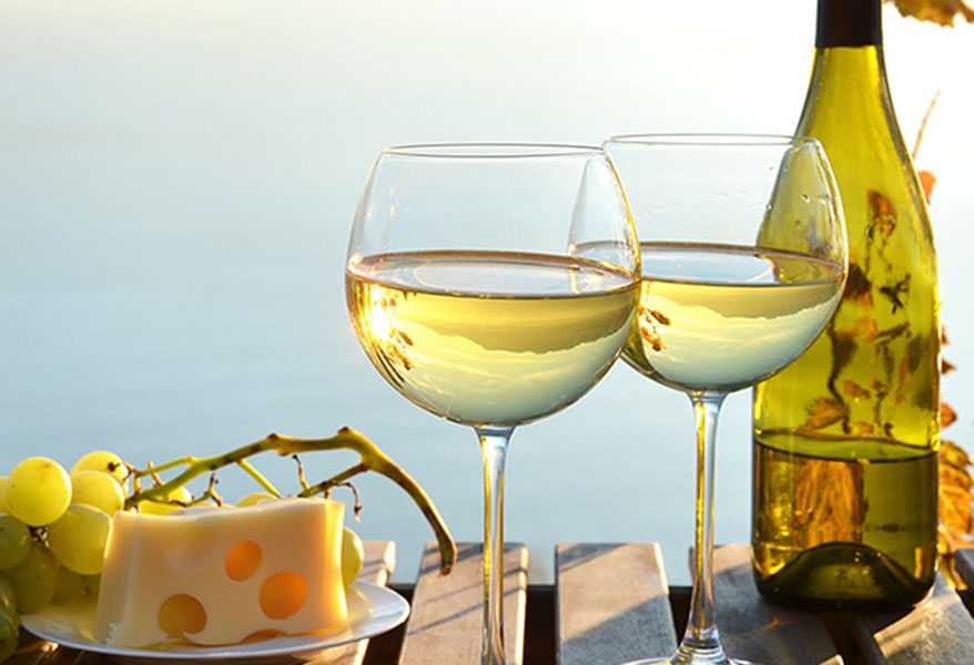 Vang trắng kết hợp hải sản ngày lễ