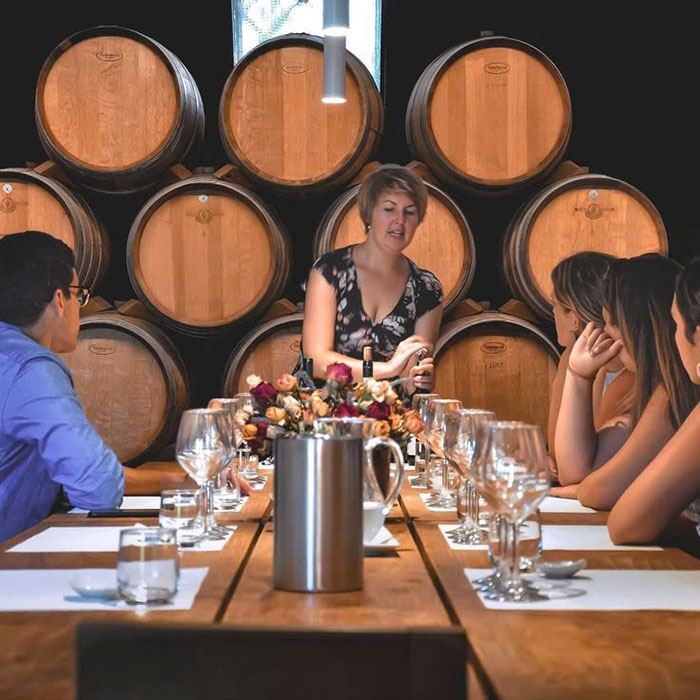 Phụ nữ nên uống rượu vang vào lúc nào