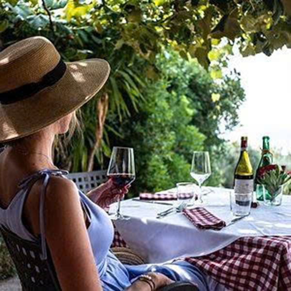 Phụ nữ nên uống rượu vang vào lúc nào