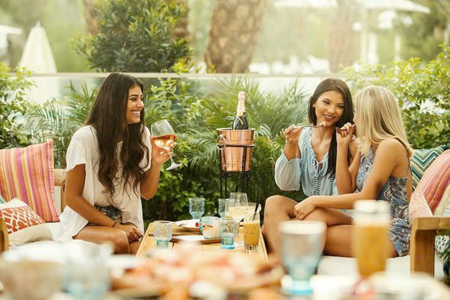 Phụ nữ nên uống rượu vang vào lúc nào