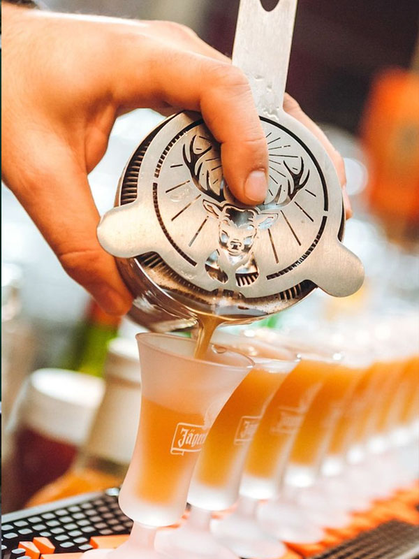 rượu đức jagermeister x pantone: herbal green