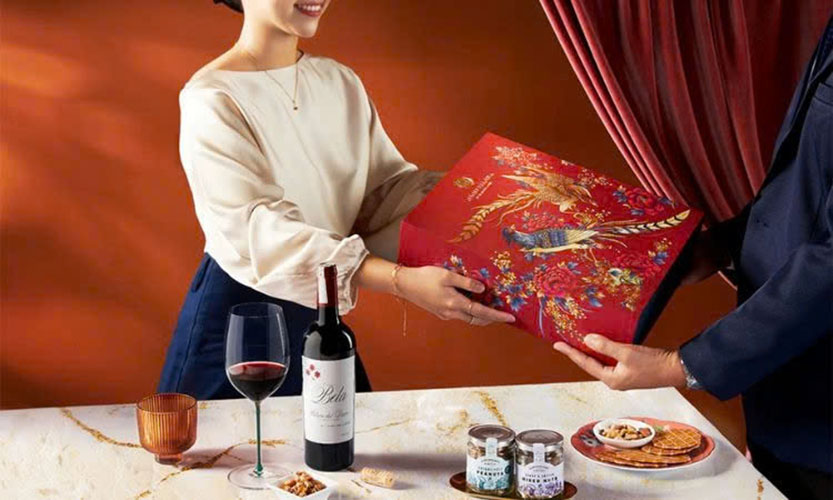 Rượu vang tặng khách hàng