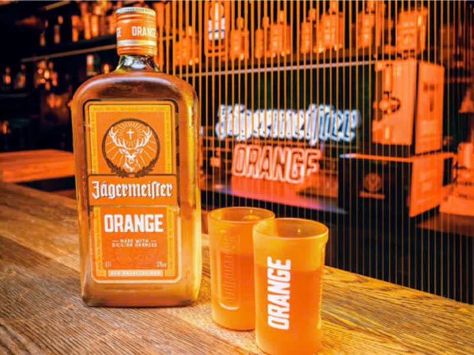Thưởng thức Jagermeister Orange: Shot lạnh, chai bắt mắt
