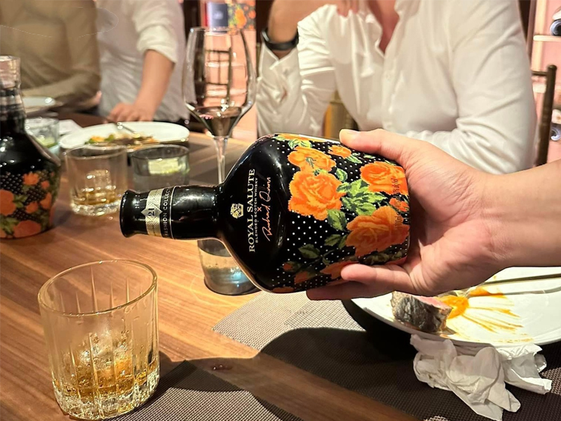 royal salute 21 năm - richard quinn roses edition ii