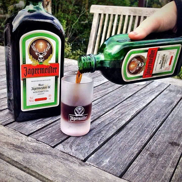 khám phá hương vị đặc trưng của rượu jägermeister